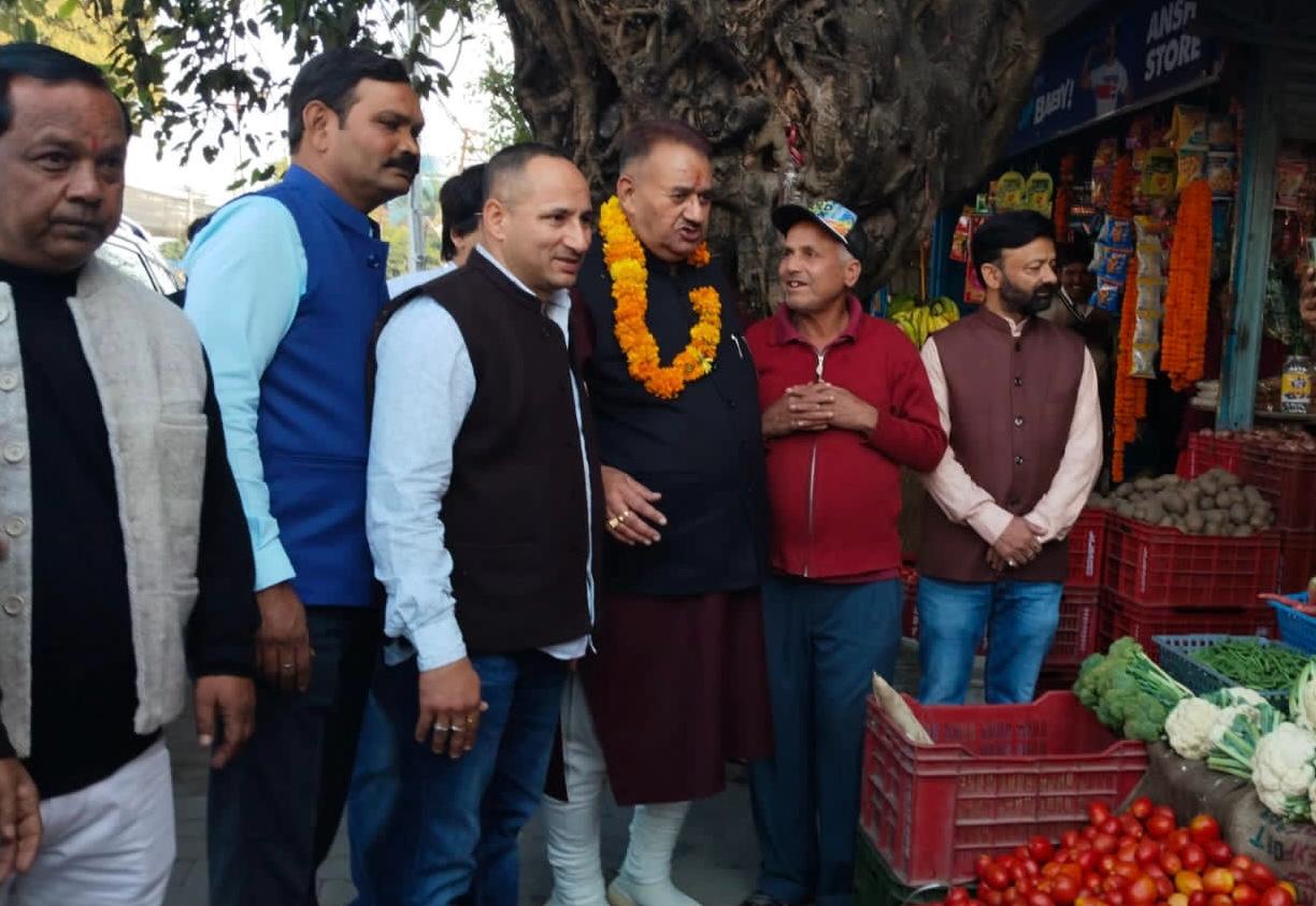 कैबिनेट मंत्री गणेश जोशी ने देहरादून के हाथीबड़कला में व्यापारियो से मुलाकात कर उन्हें दिवाली की बधाई और शुभकामनाए दी