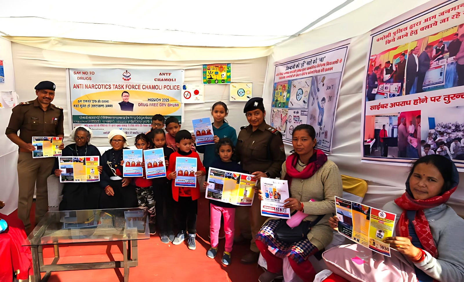 राजकीय औद्यौगिक विकास एवं सांस्कृतिक मेला गौचर में आई स्थानीय जनता को चमोली पुलिस द्वारा साइबर अपराध, नशे एवं महिला सम्बन्धी अपराधों के प्रति किया गया जागरुक