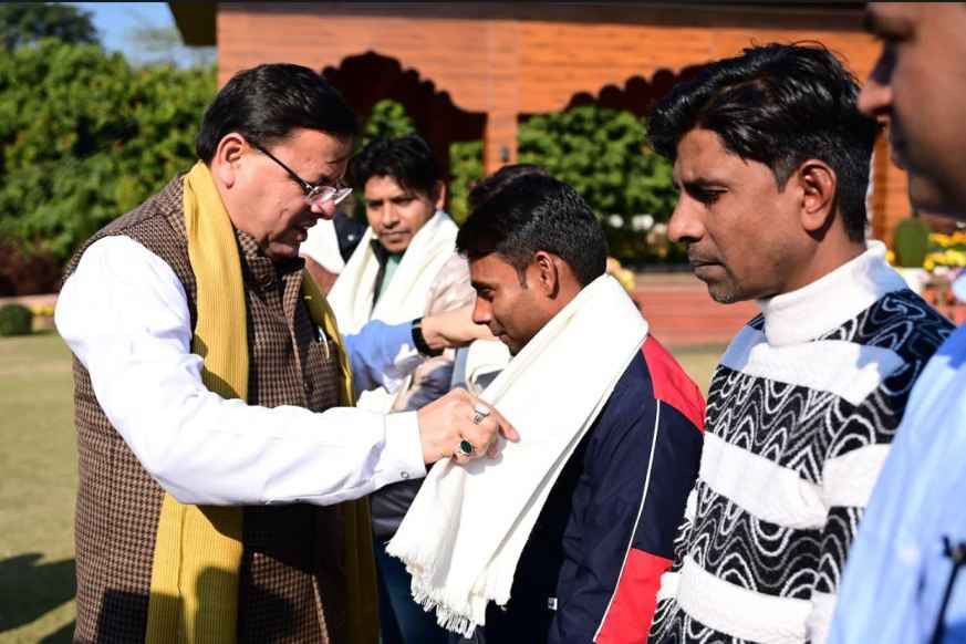 CM धामी ने सिलक्यारा रेस्क्यू ऑपरेशन में टनल की खुदाई में अहम भूमिका निभाने वाले 12 रैट माइनर्स को शॉल ओढ़ाकर सम्मानित किया