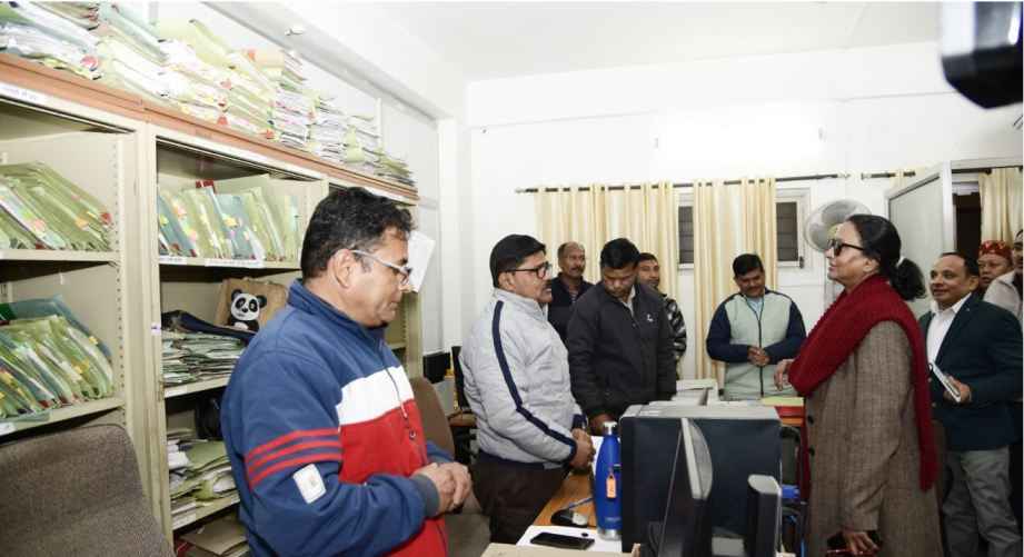 मुख्यमंत्री धामी के निर्देश पर ACS राधा रतूड़ी द्वारा मुख्यमंत्री अनुभागों का औचक निरीक्षण