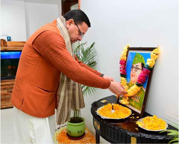 मुख्यमंत्री पुष्कर सिंह धामी ने नेताजी सुभाष चंद्र बोस की जयंती पर उनके चित्र पर श्रद्धासुमन अर्पित कर श्रद्धांजलि दी