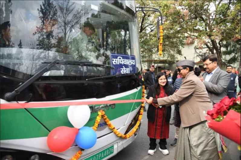 मुख्य सचिव राधा रतूड़ी ने सचिवालय के कार्मिकों के लिए इलेक्ट्रिक बस सेवा का शुभारम्भ किया