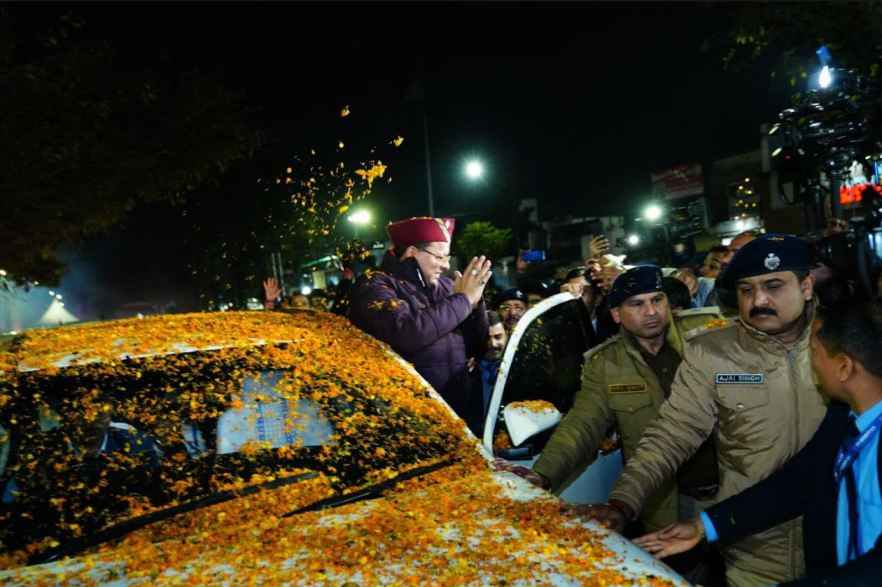 समान नागरिक संहिता कानून पारित होने के पश्चात विधान सभा के गेट पर मुख्यमंत्री पुष्कर सिंह धामी का पुष्पवर्षा के साथ स्वागत किया गया