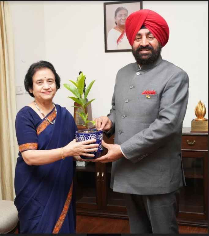 राज्यपाल से एम्स ऋषिकेश की निदेशक प्रो. मीनू सिंह ने शिष्टाचार भेंट की