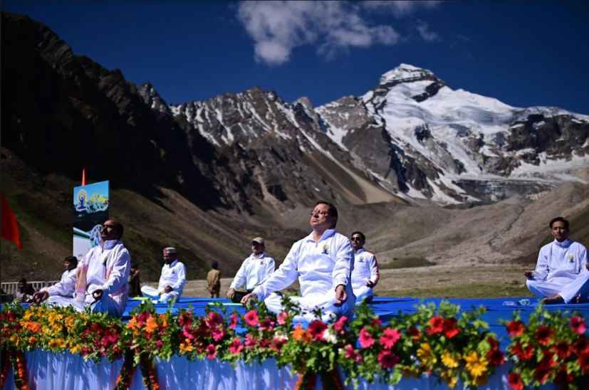 मुख्यमंत्री धामी ने आदि कैलाश में योग कर पूरे विश्व के शिवभक्तों को आदि कैलाश दर्शन का निमंत्रण दिया