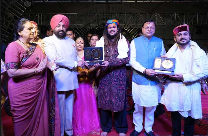 देहरादून : श्री कृष्ण जन्माष्टमी के अवसर पर आयोजित कार्यक्रम में राज्यपाल और मुख्यमंत्री ने भव्य प्रस्तुतियां देने वाले कलाकारों को स्मृति चिन्ह देकर सम्मानित किया