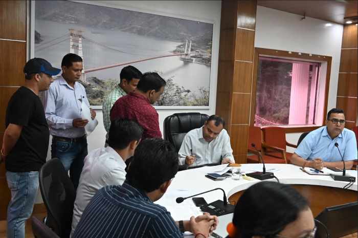 टिहरी : जिलाधिकारी मयूर दीक्षित ने जनता मिलन कार्यक्रम के तहत दर्ज लोगों की समस्याओं सुना…