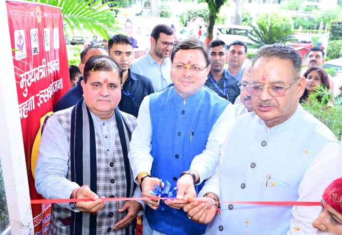 CM धामी ने मुख्यमंत्री सशक्त बहना उत्सव योजना एवं मुख्यमंत्री महिला स्वयं सहायता समूह सशक्तिकरण योजना के अन्तर्गत महिला समूहों द्वारा लगाए गए स्टॉलों का शुभारंभ किया