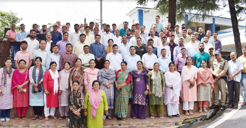 चमोली :डीएम हिमांशु खुराना के स्थानांतरण होने दी गई भावपूर्ण विदाई