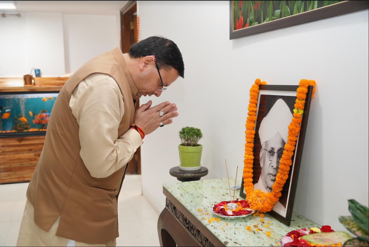 डॉ. सर्वपल्ली राधाकृष्णन की जयंती के अवसर पर उनके चित्र पर श्रद्धा सुमन अर्पित कर श्रद्धांजलि दी CM धामी ने