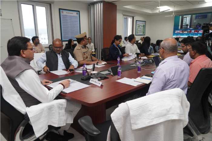 CM धामी ने वीडियो कॉन्फ्रेंसिंग के माध्यम से सभी जिलाधिकारियों को निर्देश दिये कि अतिवृष्टि और भूस्खलन से संबंधित क्षेत्रों से लोगों को सुरक्षित स्थानों पर रखा जाए