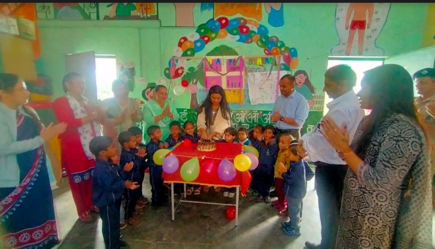 टिहरी: निदेशक, प्रज्ञा फाउंडेशन प्रज्ञा दीक्षित ने आंगनवाड़ी केंद्र के बच्चों के साथ मनाया अपना जन्मदिवस