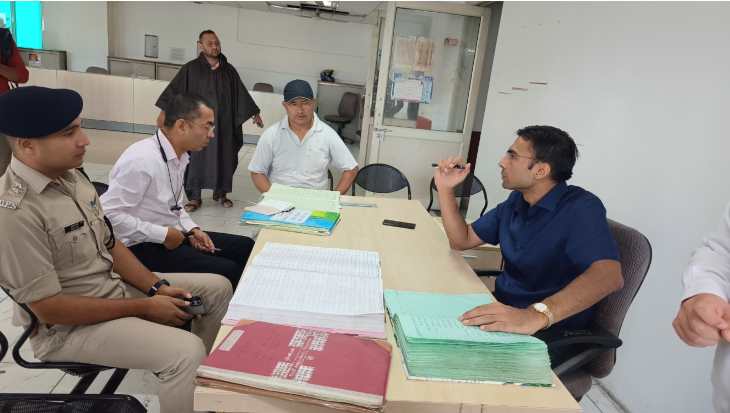 जनमानस की शिकायत पर नहीं रुक रहा डीएम का निरीक्षण अभियान , अधिकारियों कर्मचारियों को कार्यप्रणाली सुधारने की नसीहत देते हुए आमजन की समस्याओं को संवेदनशीलता से निस्तारित करने की दी हिदायत
