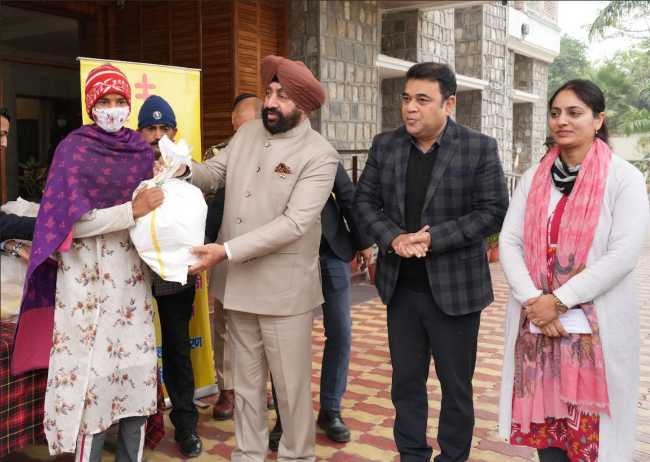 राज्यपाल ने राष्ट्रीय क्षय उन्मूलन कार्यक्रम के तहत गोद लिए गए 13 टीबी रोगियों को मासिक पोषण किट वितरित की