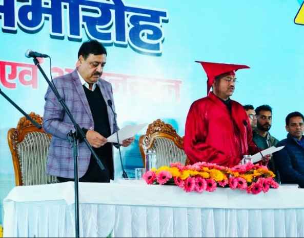 बिग ब्रेकिंग: देहरादून नगर निगम के नवनिर्वाचित महापौर सौरभ थपलियाल को कमिश्नर गढ़वाल विनय शंकर पांडे ने शपथ दिलवाई