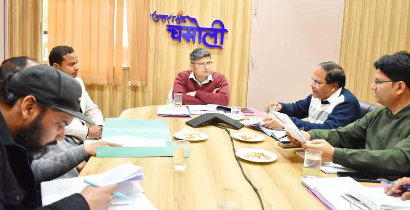 चमोली: जिलाधिकारी ने अधिकारियों को जन प्रतिनिधियों से भी सुझाव लेने के दिए निर्देश