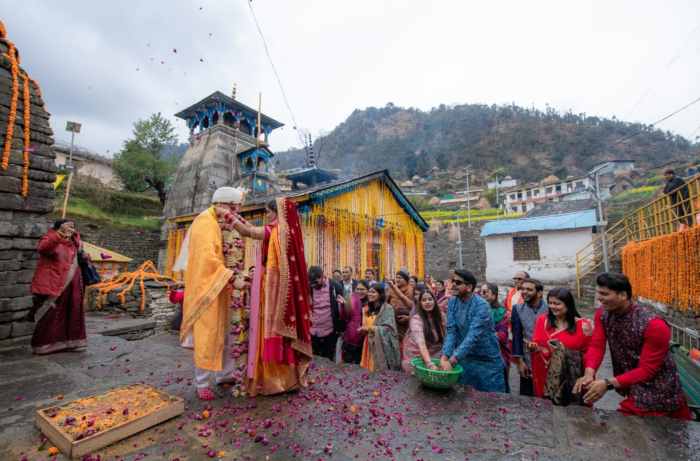 वेड इन उत्तराखंड : त्रिजुगीनारायण में शादी के लिए दुनिया भर से आ रहे हैं जोड़े